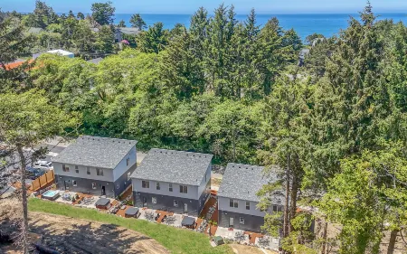 Cozy Living Area and Scenic Waterfront Access - Charming Coastal Haven Отели рядом с достопримечательностью «Flying Dutchman Winery»