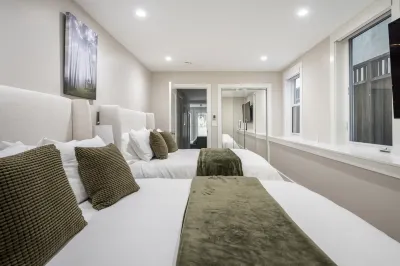 Spacious Flat with Gourmet Kitchen and Outdoor Patio - Stylish Oasis 리치몬드 구역 호텔