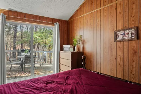 Charming Lake Escape with Dock and Firepit - Relaxing Poconos Retreat Отели в г. Танкханнок Тауншип