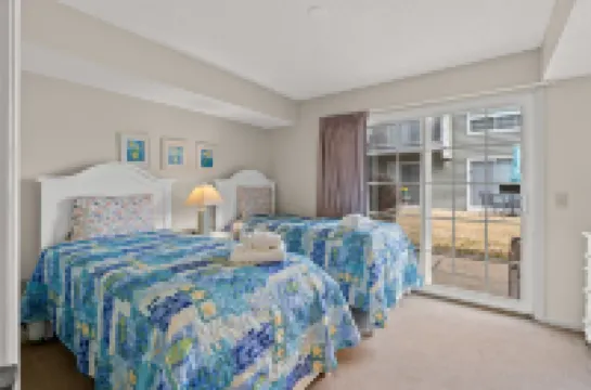 Elegant Split Level Villa with Loft and Pool Access - Charming Retreat