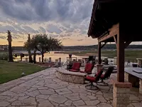 Lake Travis Waterfront lodge/Dock/Firepit/Outdr Lux Hotels in Lago Vista