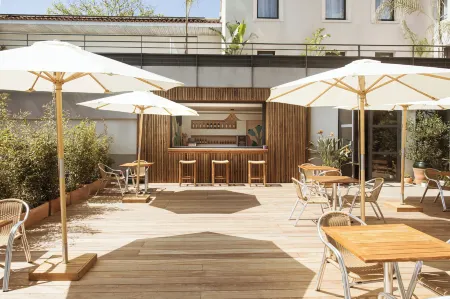 Les Jardins du Canal Piscine Chauffée Отели рядом с достопримечательностью «Salin d'Aigues-Mortes»