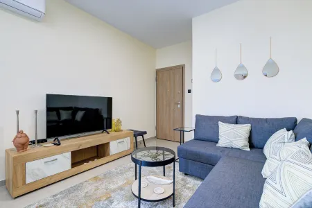 74 Prokymea- Steps from the Sea, Downtown, Balcony Отели рядом с достопримечательностью «Городской зоопарк»