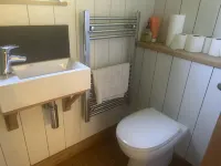 Cabin Retreat in Bedford - Sleeps 2 & Free Parking - 2-Star