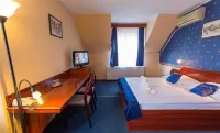 Classic Hotel فنادق في Budaors