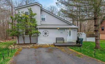 Pocono Scandinavian Cottage 2 Bedroom Cottage by RedAwning