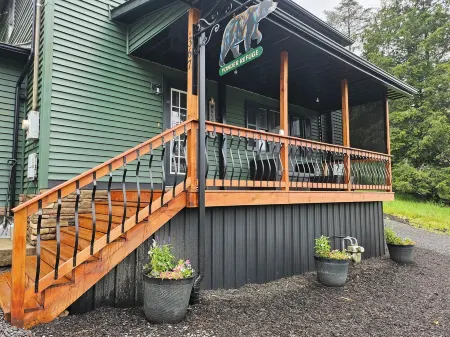 Sleeps 10 home in Thomas. Walk to Purple Fiddle. Close to Davis and Canaan Отели рядом с достопримечательностью «Парк штата Блэкуотер Фолс»