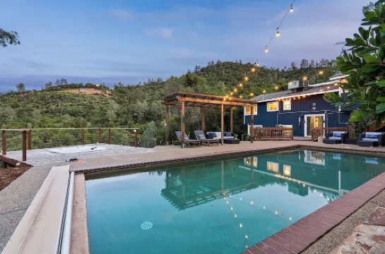 Yosemite Oasis - Mountain Views with Pool and Hottub