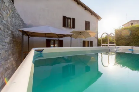 Borgo Santa Lucia Apartment with Private Parking & Garden Отели в г. Губбио