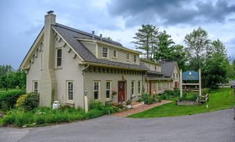 Brass Lantern Inn