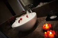 Cristal Hotel Abu Dhabi - Bathtub