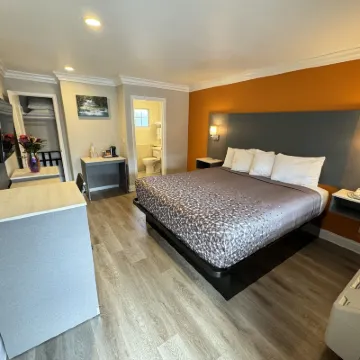 パドレ オークス デル・モンティ・ビーチ周辺のホテル