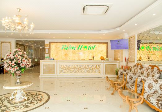 팜 호텔 탄 호아의 현대적인 로비 모습