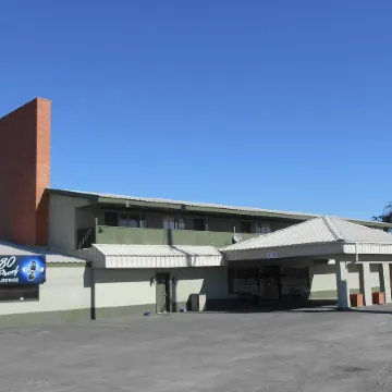 Econo Lodge Inn & Suites