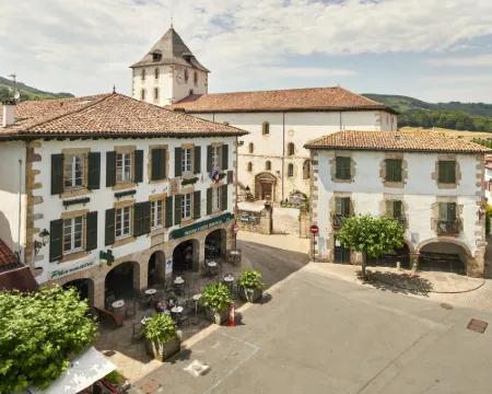 Arraya Hotels in Sare