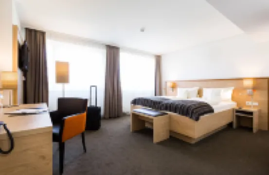 Stadthotel am Römerturm Hotel berhampiran Basilica of St Apostles