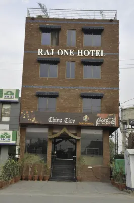 Raj One Hotel โรงแรมใน