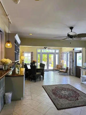The Independent Inn - Locally Owned - バルコニー