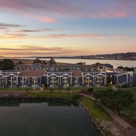 DoubleTree by Hilton Hotel Berkeley Marina