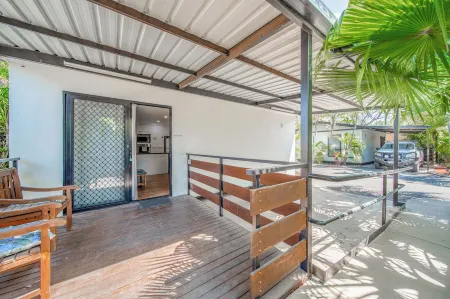 Emerald Motel Apartments Отели в г. Эмеролд