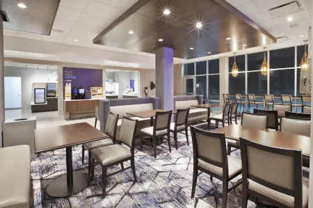 Holiday Inn Express & Suites Okemos - University Area Отели в г. Ингам Каунти