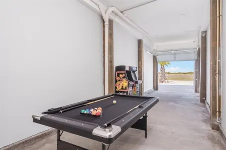 Beautiful Oasis on the Bay! Gorgeous Views, Great Fishing and Pool Access!