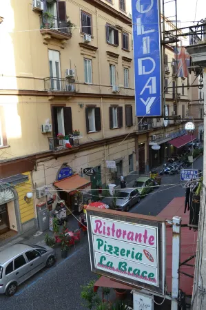 Anna's Family Отели рядом с достопримечательностью «Fontana Del Nettuno»