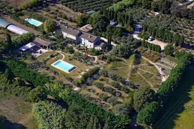 MAS DES FIGUES - Mas XVIIIe - Du 01 mai au 30 septembre 2025 - Piscine Roseraie tres calme - Alpille Hôtels à proximité de : Van Gogh Walk