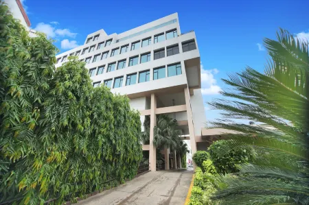 Hotel Maurya Отели рядом с достопримечательностью «Prem Watika»