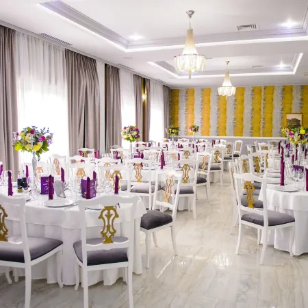 Royal Class Hotel Отели рядом с достопримечательностью «Торговый центр Cluj Iulius Mall»