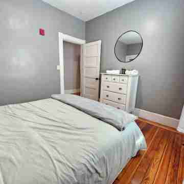 Renovated 2Br Newport Apartment - Walk to Thames Street Rooms