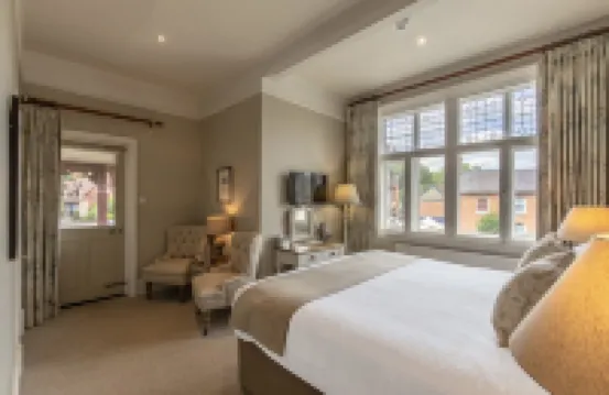 โรงแรมเดอะไฟฟ์แอร์โร่ส์ โรงแรมใน