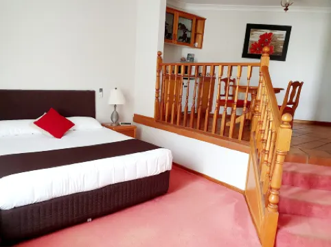 McNevins Warwick Motel