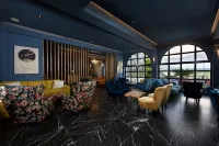 The Royal Hotel - balcony