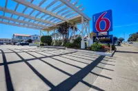 Motel 6 Fort Bragg, CA - parking