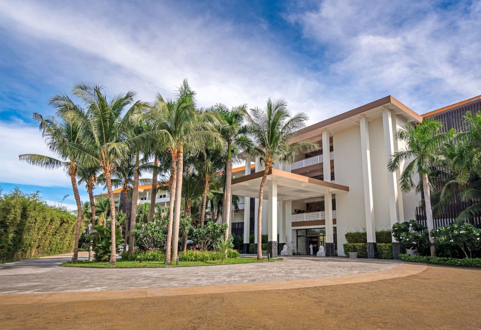 그랜드브리오 오션 리조트 다낭의 넓고 탁 트인 야외 수영장 전경