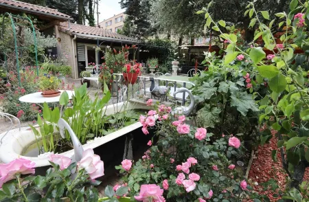 Maison d'Hôtes et Roulotte" le 6 Bis" Отели рядом с достопримечательностью «International Shoe Museum of Romans»