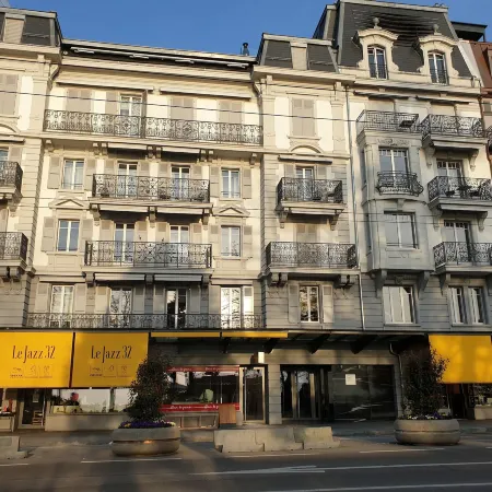 Montreux Grand Rue Apartments Отели рядом с достопримечательностью «Mountain Studio»