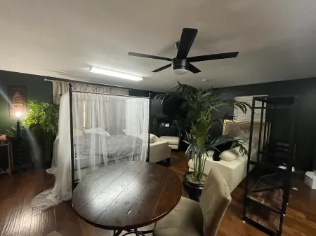 Woodsy Loft near I-10