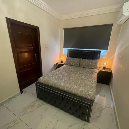 3 Bed Apartment Sleeps 6 - Parking Patio Wifi