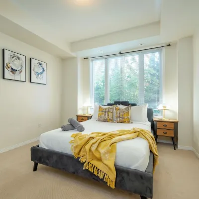 Cozy 1 Bedroom Townhouse Hotels near Lisgar
