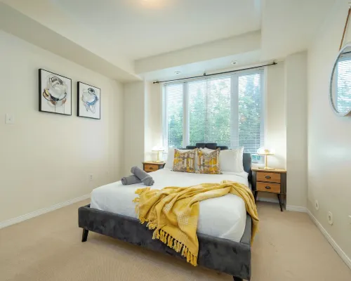 Cozy 1 Bedroom Townhouse Hotels near Lisgar