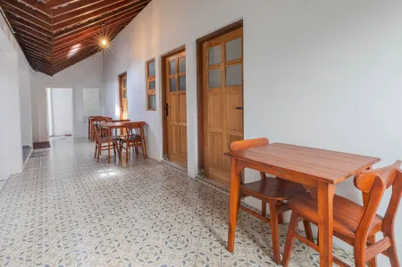 GRIYA BANSU: Ndalem Ibu Homestay Отели в г. Ngampilan