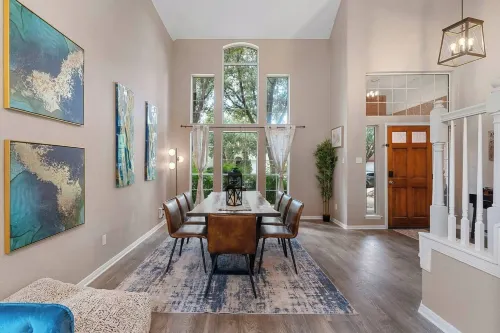 บ้านแสงส่องสว่างพร้อมสระว่ายน้ำและอ่างน้ำร้อน ห้องเกม