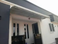 Shimawa-apartment-sleeps2-parking-24/7security Hotels in Shagamu