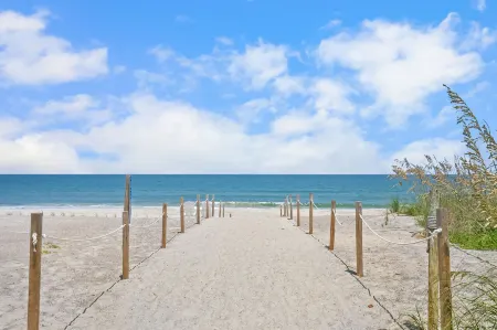 Heated Pool Tiki Lounge Steps to Beach Games Отели в г. Вилано-Бич