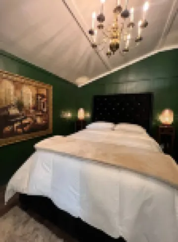 Cute Cabin with Hot Tub, Wifi and Roku. Queen Bed Close to Ratcliff Lake