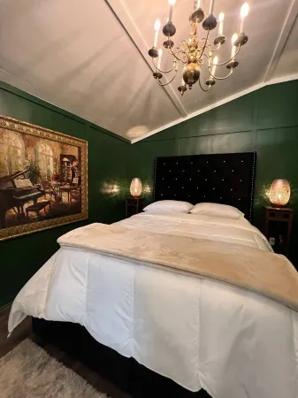 Cute Cabin with Hot Tub, Wifi and Roku. Queen Bed Close to Ratcliff Lake Отели в г. Кеннард