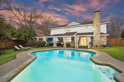Luxurious Retreat - Pool, Jacuzzi, Cinema & BBQ Hotels near Dallas College Brookhaven Campus Workforce & Continuing Education