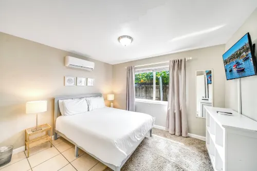 Beach Unit! Walk To Beach & Restaurants / Shops!